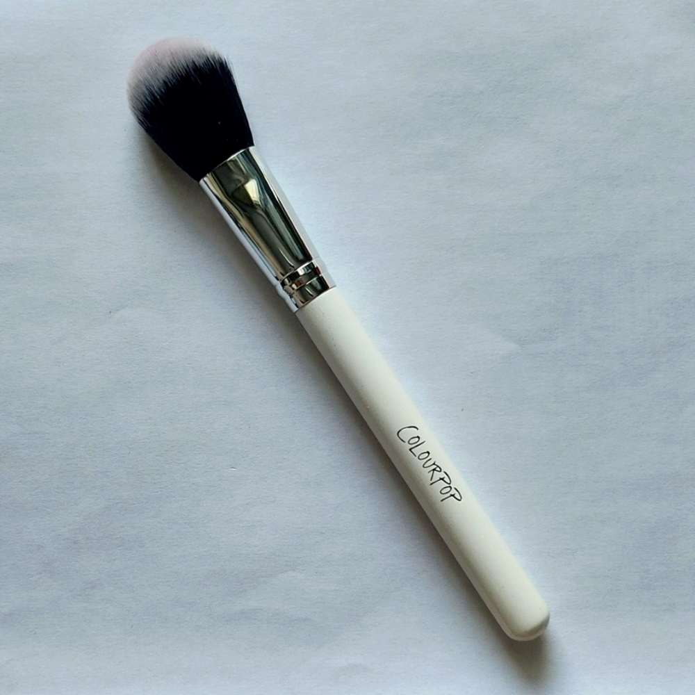 𝅺3 for $33 - Colourpop powder brush